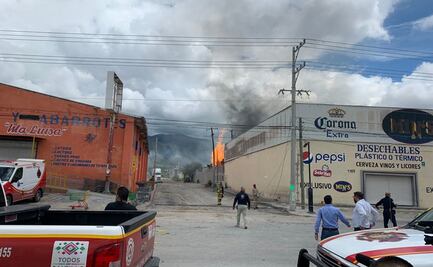Fuerte incendio provoca desalojo de empleados y funcionarios del Centro de Gobierno en Saltillo