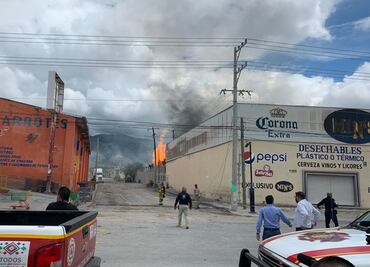 Fuerte incendio provoca desalojo de empleados y funcionarios del Centro de Gobierno en Saltillo