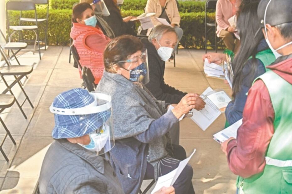 Les aplican la vacuna y les toman fotografías