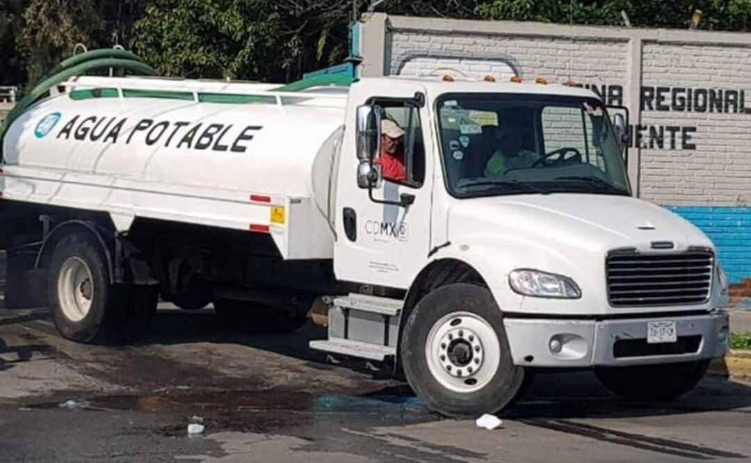 La alcaldía Iztapalapa informó que proporcionará agua mediante pipas a vecinos del pueblo de Santa Martha Acatitla, debido a la reparación de la red hidráulica. Foto: Ilustrativa