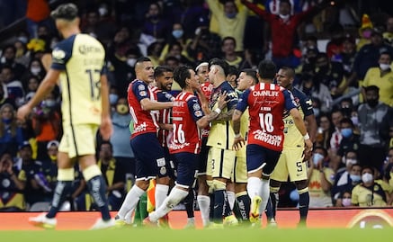 América y Chivas no se hacen daño en un Clásico lleno de polémicas