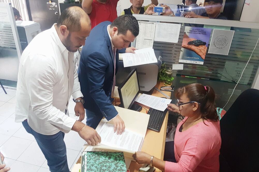 Roberto Yáñez Moreno presentó ante la fiscalía los resultados del cuarto peritaje que asegura que Cuauhtémoc Blanco firmó un contrato con el PSD. (MOISÉS SÁNCHEZ. EL UNIVERSAL)