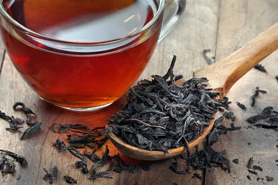 El té negro además de oscurecer el cabello gracias a los taninos, también matiza las canas. Foto: Unsplash
