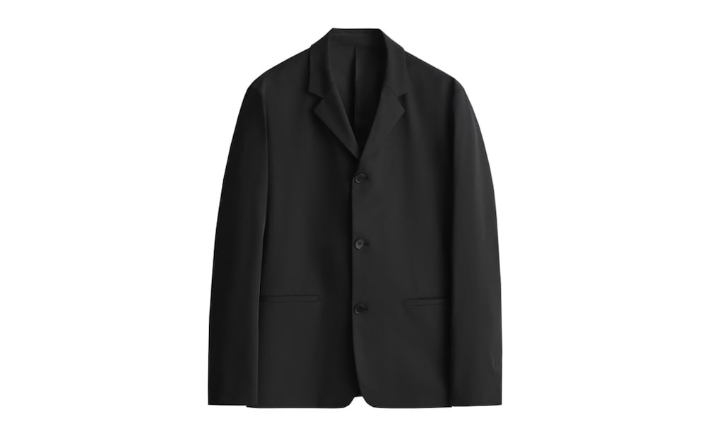 COS demuestra que un buen blazer negro nunca debe faltar. Foto: Cortesía COS