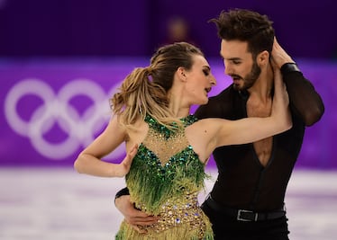 Patinadora francesa sufre problemas con su vestuario en plena competencia