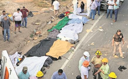 Crece a 56 cifra de muertos por el accidente de tráiler