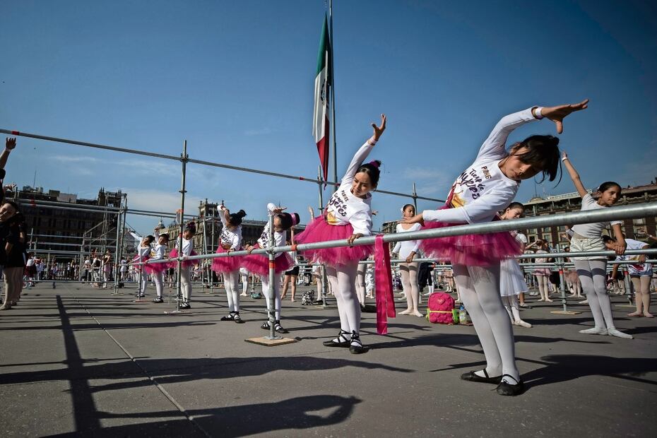 Carrillo llena el Zócalo con clase de ballet