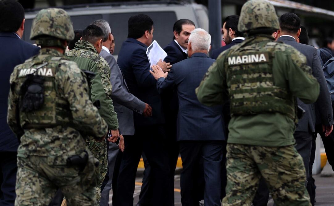 El ex gobernador de Sonora, Guillermo Padrés Elías, se presentó ante el juez que le liberó una orden de aprehensión por desvío de recursos.