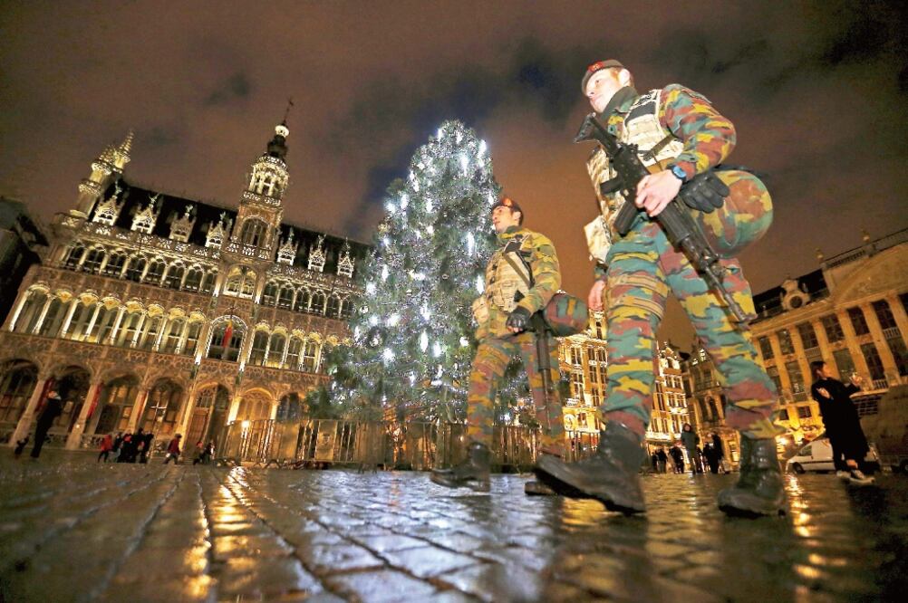 Soldados belgas patrullan la Grand Place de Bruselas, durante la jornada de ayer que mantuvo por segundo día a la ciudad en alerta máxima (YVES HERMAN. REUTERS)