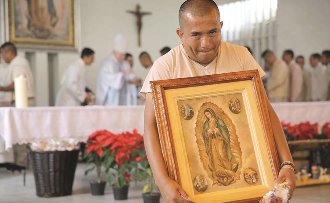El cardenal Carlos Aguiar ofició una misa en el Reclusorio Oriente, donde bendijo a los presos y las imágenes de la Virgen que le llevaron. Foto: ESPECIAL