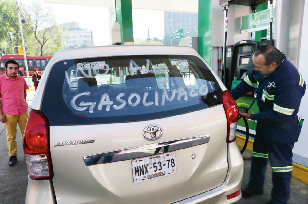 El experto advierte que la delicada situación política y social del país, exacerbada por el gasolinazo, se agudizará por el deterioro económico (ARCHIVO EL UNIVERSAL)
