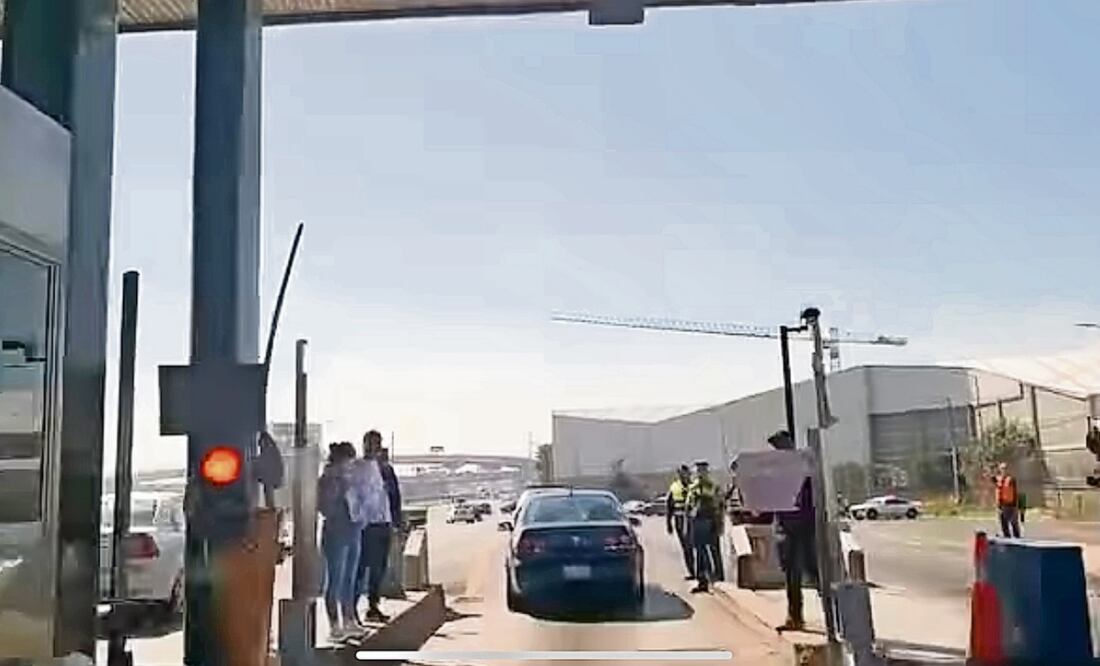 Barberos y estilistas levantaron las plumas en la autopista México-Querétaro, para protestar por el Operativo Atarraya. (10/02/2025) Foto: Especial