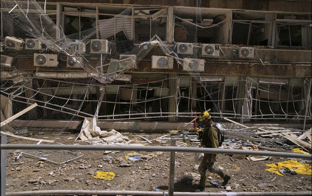 Un bombero camina junto a una zona dañada en el complejo hospitalario Soroka, el jueves 19 de junio de 2025. Foto: AP