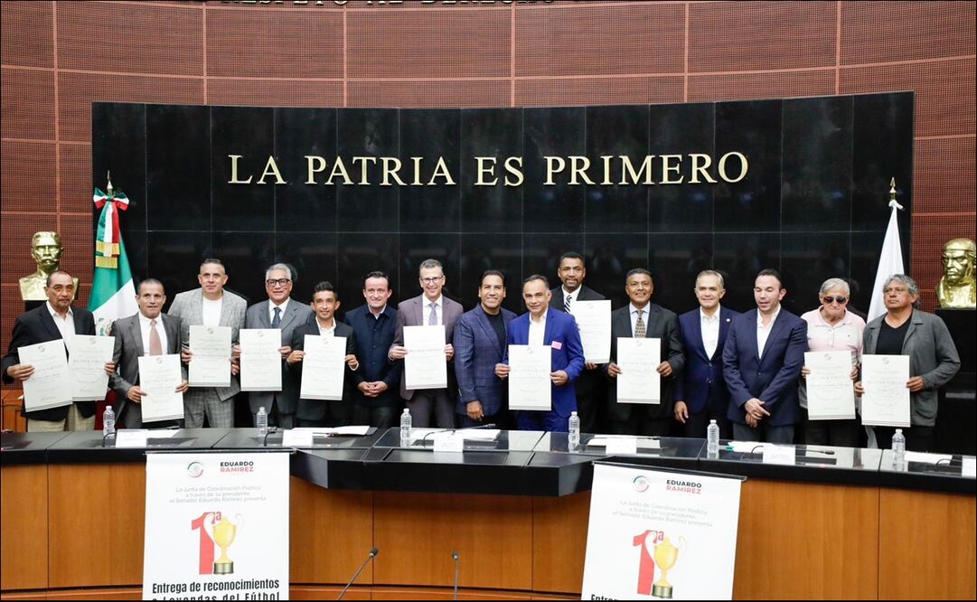 Entrega de reconocimientos en el Senado de la República a Leyendas del futbol mexicano - Foto: Cortesía