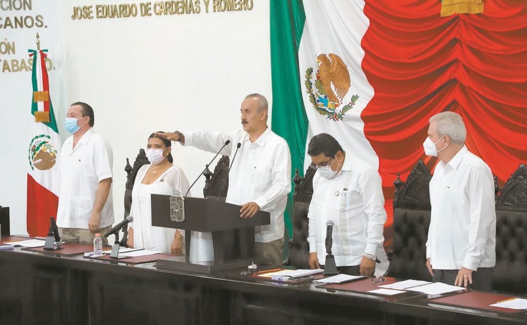 Por segunda ocasión en menos de 5 días, Carlos Merino Campos rindió protesta ante el Congreso. Foto: ESPECIAL