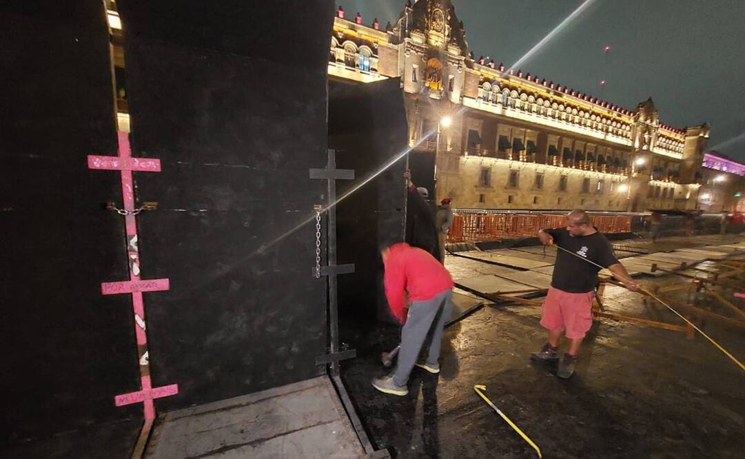 Personal militar vestido de civil llegó a los alrededores de la Plaza de la Constitución en espera de instalar estas vallas metálicas / Foto: Fernanda Rojas. EL UNIVERSAL