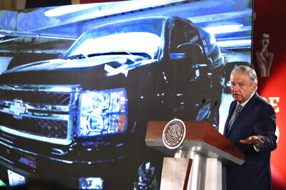 Anuncia AMLO "tianguis" para vender vehículos oficiales en Santa Lucía