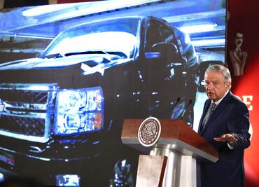 Anuncia AMLO "tianguis" para vender vehículos oficiales en Santa Lucía