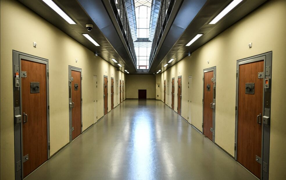 Entre los presos más famosos que han pisado La Santé está el terrorista internacional Ilich Ramírez Sánchez, mejor conocido por el alias de Carlos, "El Chacal". Una fotografía tomada el 12 de abril de 2019 muestra los pasillos de la prisión parisina. Foto: archivo AFP