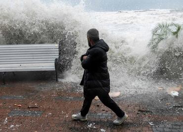 VIDEO Con olas gigantescas, mega tormenta afecta a Rusia y Ucrania; hay cuatro muertos