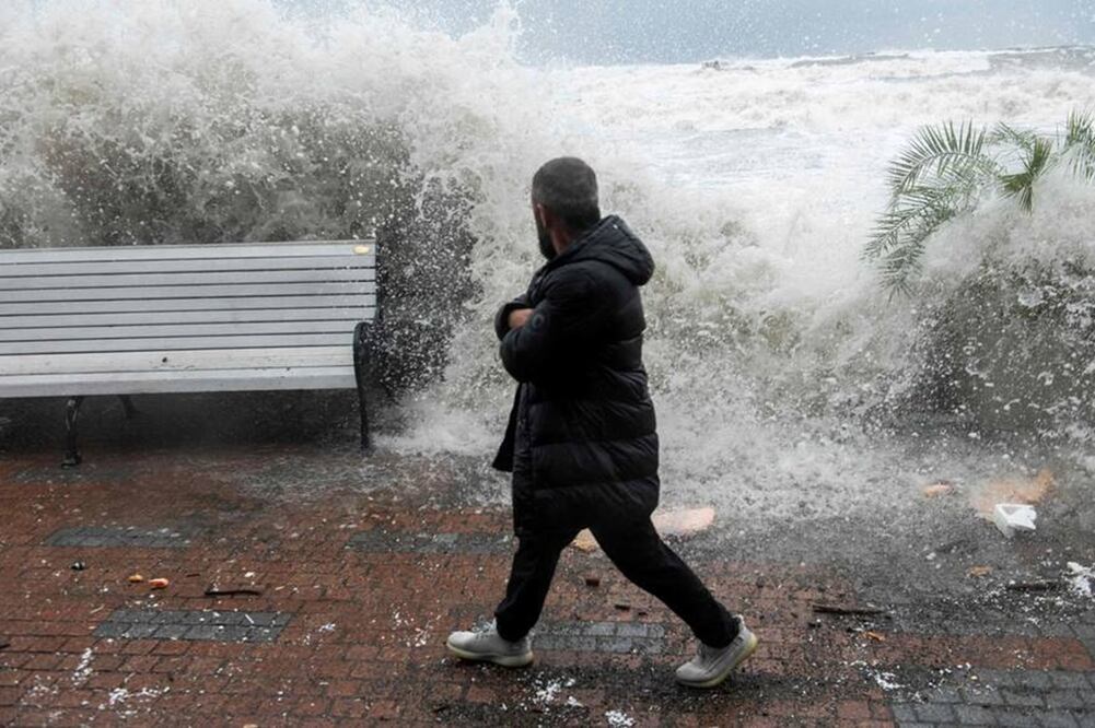 Las olas chocan contra el paseo marítimo en la ciudad balneario del Mar Negro de Sochi durante una tormenta. FOTO: AFP