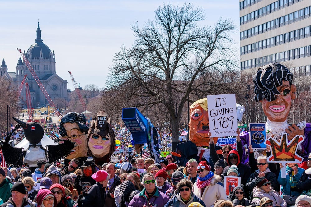 Personas portan efigies y pancartas frente al Capitolio del Estado de Minnesota durante la jornada nacional de protesta "No Kings" en Saint Paul. Foto: AFP