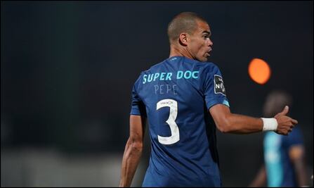 Porto honra a personal médico en su uniforme 