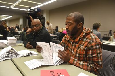 Juez ordena poner fin al recuento de votos en Michigan