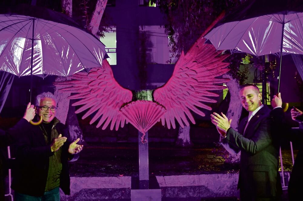El alcalde de Cuajimalpa develó un monumento denominado Alas al Cielo para reconocer a la comunidad LGBT+ y en honor a uno de sus funcionarios que perteneció a este colectivo. Foto: Germán Espinosa / EL UNIVERSAL