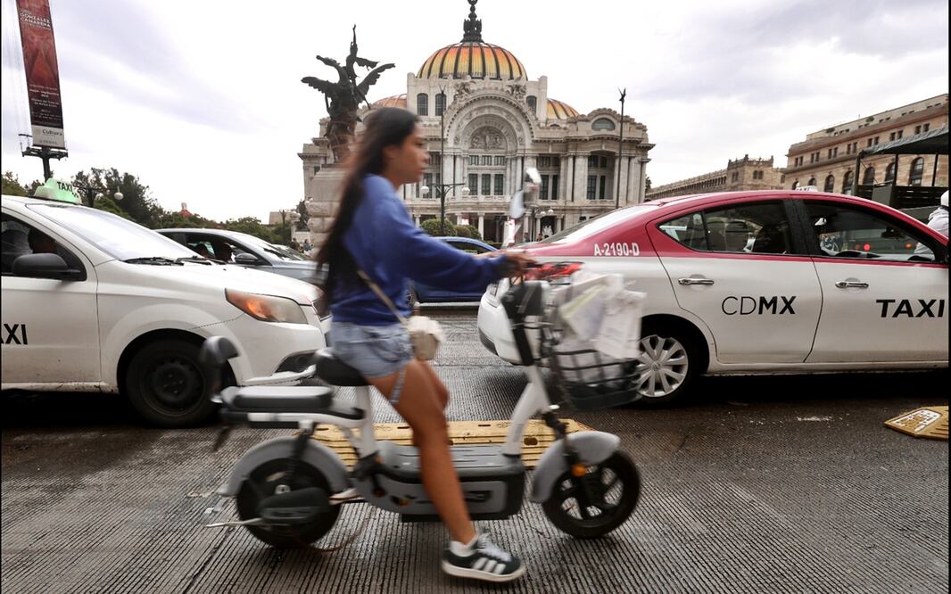 Una mujer a bordo de una bicimoto conduce sin protección en el Centro de la Ciudad de México, el 28 de agosto de 2025. Foto: Valente Rosas/EL UNIVERSAL