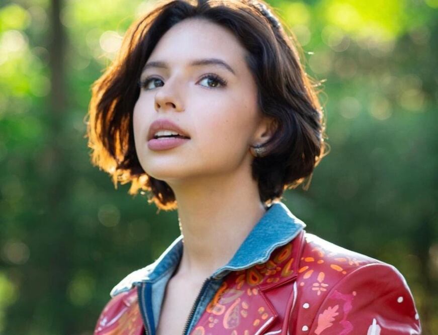 Ángela Aguilar luce un look de impacto, ideal para la temporada protagonizado por unos jeans de tiro alto / Foto: Instagram @angela_aguilar_