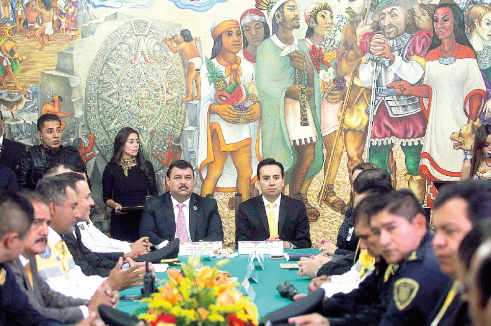 El secretario de Seguridad Pública del DF, Hiram Almeida, y el delegado de Coyoacán, Valentín Maldonado, instalaron el Comité de Seguridad de dicha demarcación (FERNANDO RAMÍREZ. EL UNIVERSAL)