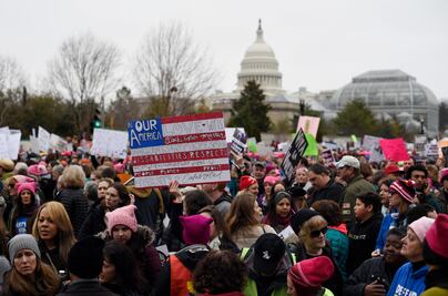 Mujeres marchan contra Trump en Washington; el mundo se les une