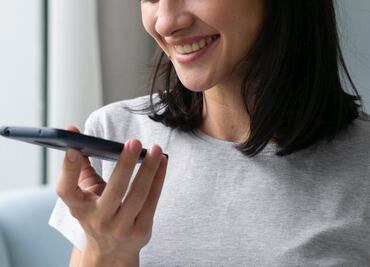 Esto pasa al ponerte el celular debajo de la barbilla