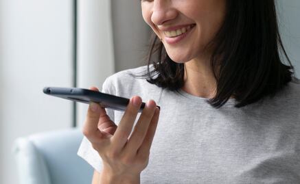 Esto pasa al ponerte el celular debajo de la barbilla