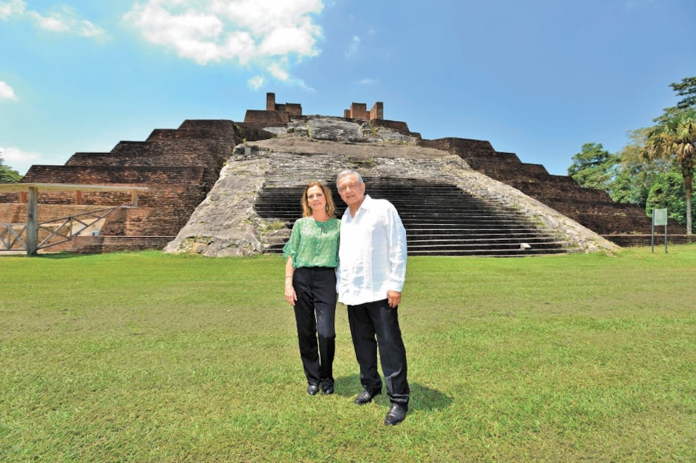 El presidente Andrés Manuel López Obrador grabó un video en Comalcalco, acompañado de su esposa Beatriz Gutiérrez, para pedir el desagravio a indígenas. Foto: SAÚL LÓPEZ. PRESIDENCIA