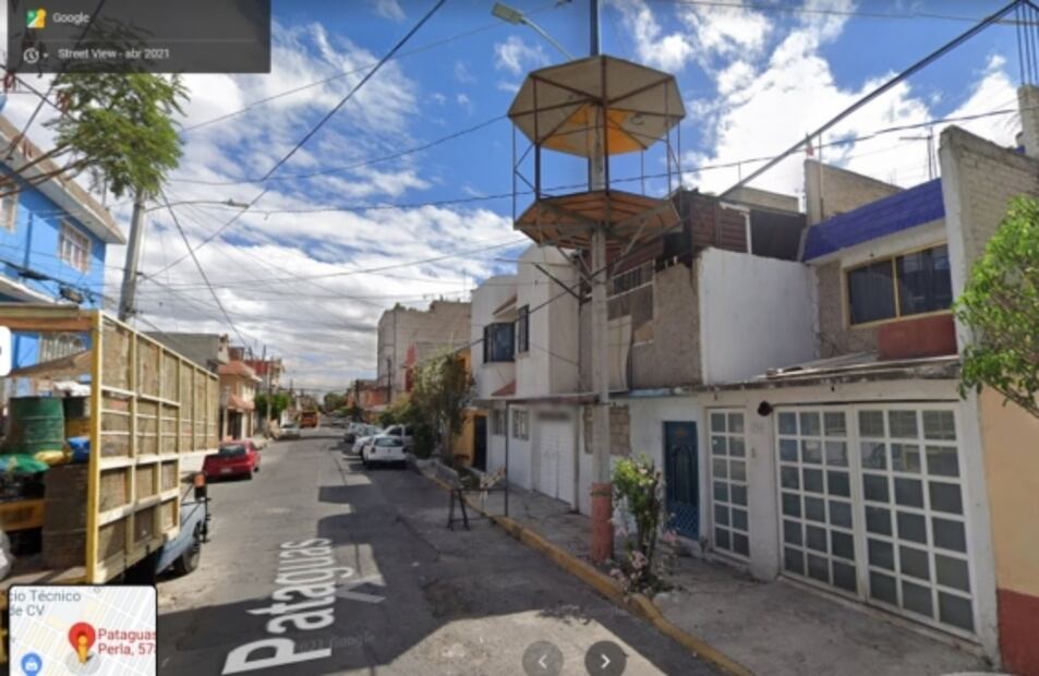 Tras hacerse viral en redes, retiran kiosco instalado en poste de CFE en Neza