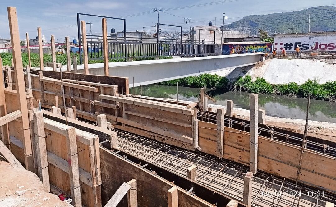 En el puente de Los Rosales, en el límite de Nezahualcóyotl y Chimalhuacán, ya se colocó una viga prefabricada de concreto
conocida y cables de acero para pretensar. En los próximos días se instalarán un barandal metálico y rampas. Foto: Emilio Fernández | El Universal