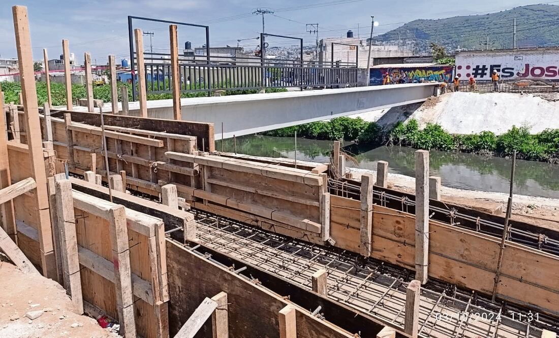 En el puente de Los Rosales, en el límite de Nezahualcóyotl y Chimalhuacán, ya se colocó una viga prefabricada de concreto
conocida y cables de acero para pretensar. En los próximos días se instalarán un barandal metálico y rampas. Foto: Emilio Fernández | El Universal