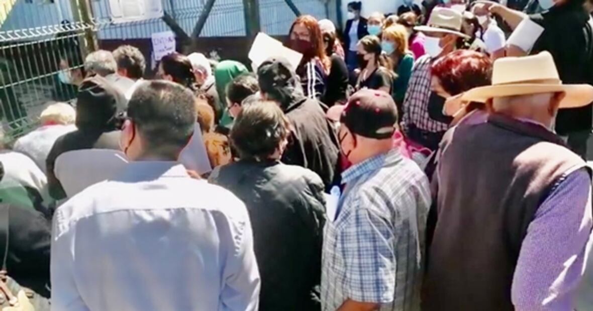 Entre desmayos y altas temperaturas, vacunan a adultos mayores en Los Mochis