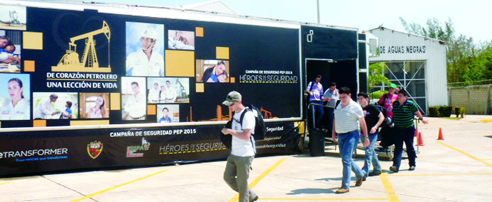 Los traileres adaptados para proyectar las películas en su interior, cuentan con una capacidad para atender a 92 trabajadores de la empresa petrolera (ESPECIAL)