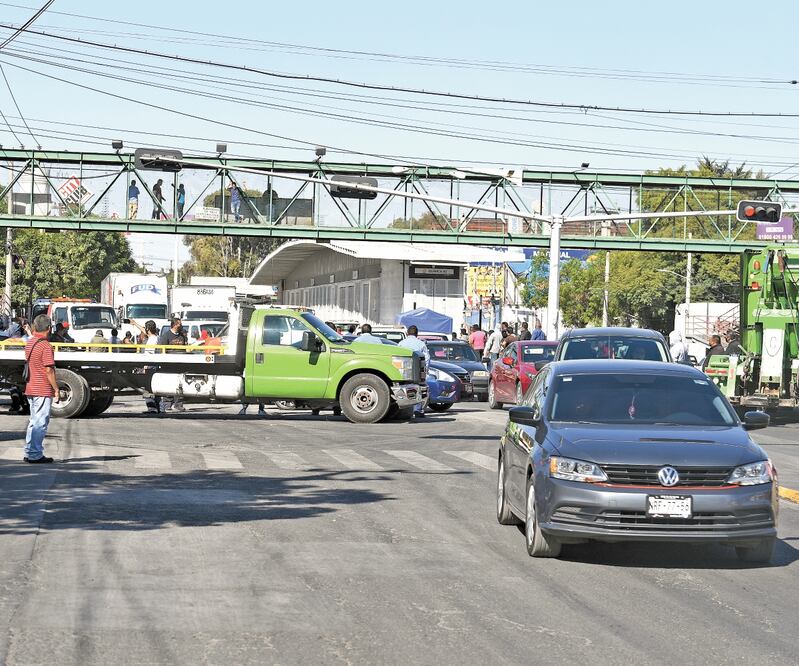 De acuerdo con el gobierno local, 50 taxistas conocidos como Los Pillos, pertenecientes a Alianza 2020, destrozaron grúas por la disputa de plazas en Ecatepec. HUGO GARCÍA. EL UNIVERSAL