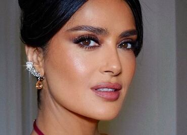 Salma Hayek muestra cómo llevar un top de crochet en clave elegante