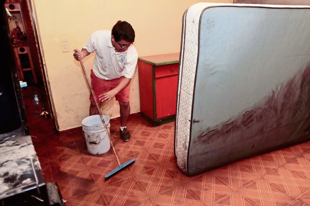 Algunos muebles como colchones y camas fueron desechados por los vecinos de la Agrícola Oriental (ARCHIVO. EL UNIVERSAL)