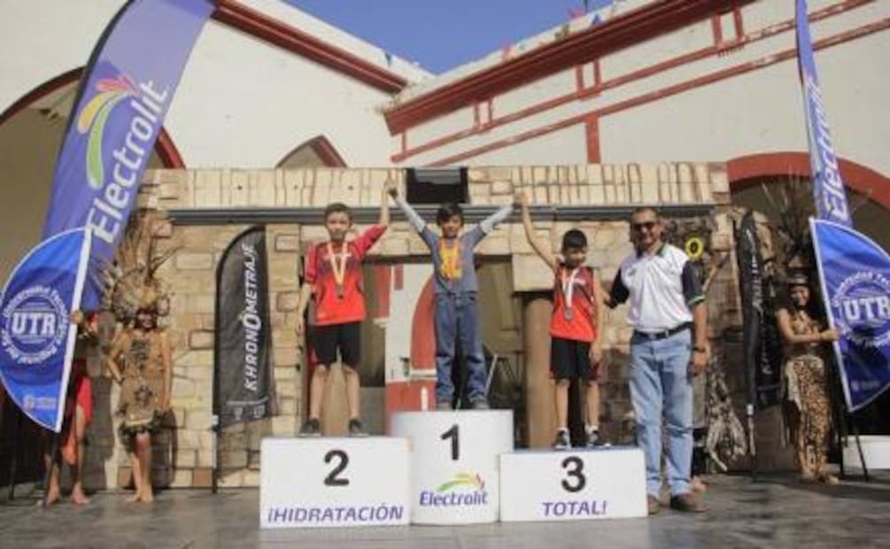 Descalzo y con pantalón de mezclilla, niño gana carrera atlética en Yucatán