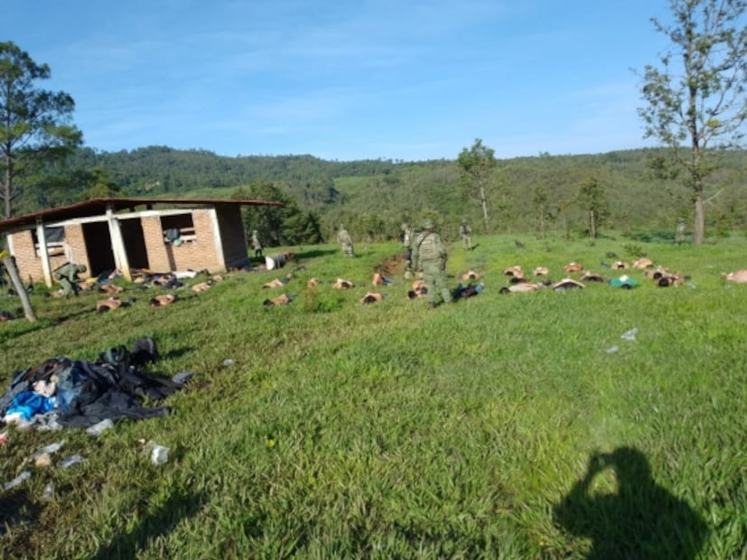 Cargadores, vehículos y 35 armas largas, el arsenal decomisado en narcocampamento en Michoacán