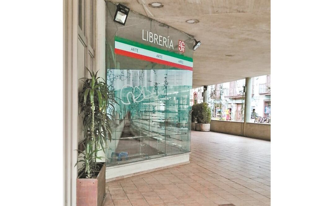 Los manifestantes provocaron vidrios rotos y retiraron ladrillos y losetas. Fotos: ESPECIAL