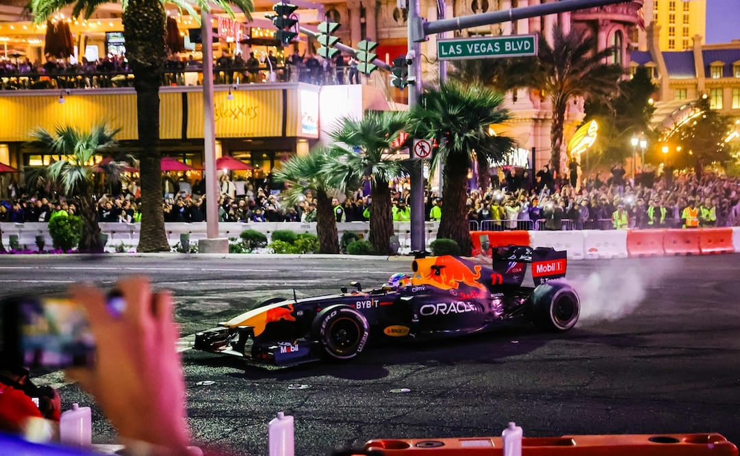 Checo Pérez en un Show Run en el Strip de Las Vegas - FOTO: AFP