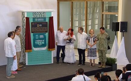 AMLO devela placa de inauguración del primer tramo del Tren Maya