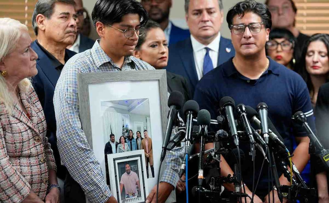 Ronaldo Salgado (der), hijo de Lorenzo Salgado Araujo, habla en conferencia de prensa, mientras su hermano, Lorenzo Jr., sostiene un retrato familiar y uno de su padre, en Houston. Foto: AP